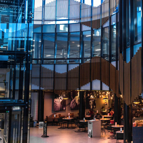 Het interieur van Makado Beek met een restaurantje en lift