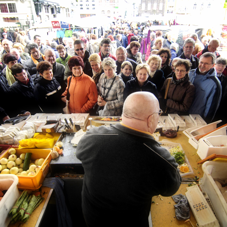 Heel veel mensen aan de groentekraam bij de St. Joepmarkt in Sittard