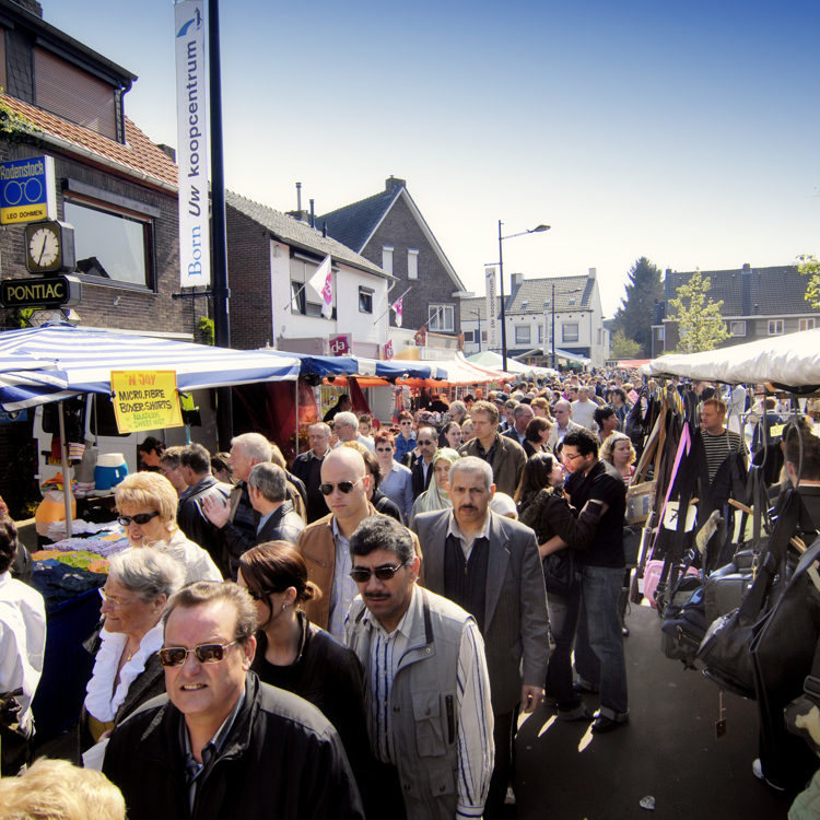 Bezoekers struinend door de straten van Born op de Paasmarkt