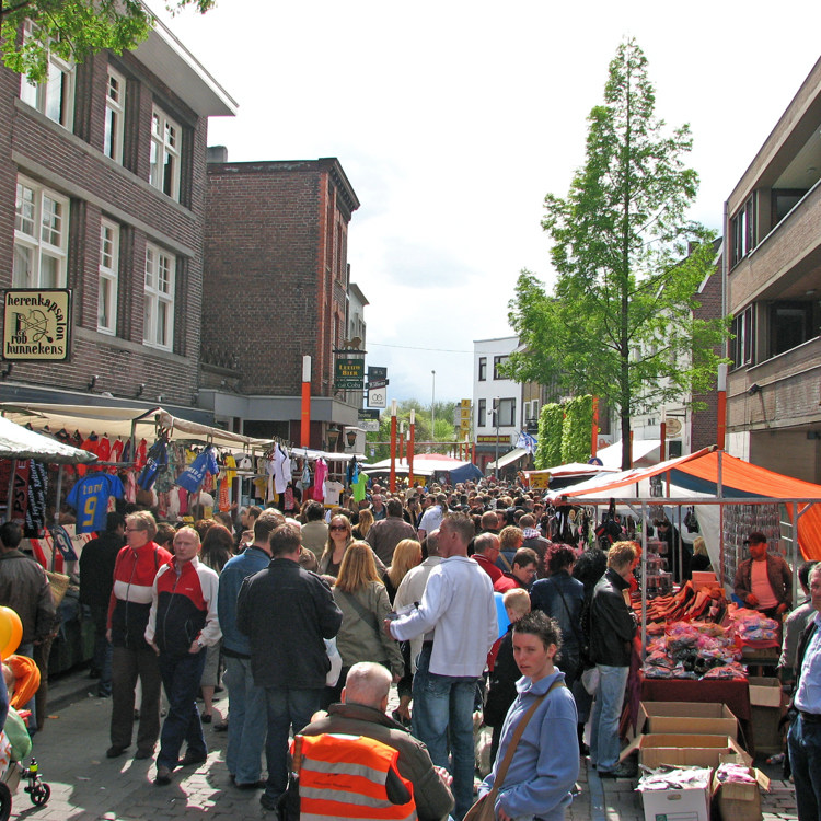 Bezoekers struinend door de Hoofdstraat in Hoensbroek tijdens de Braderie in Hoensbroek