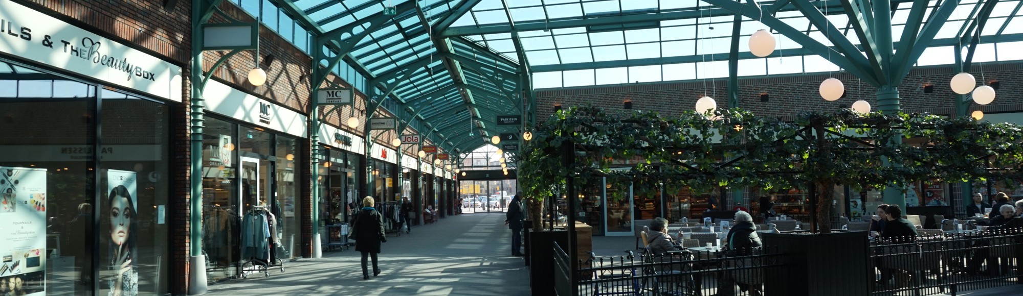 Een winkelcentrum met glas overdekt