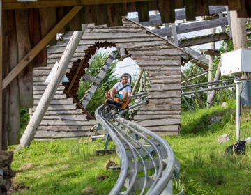 Man zit in de Alpine Coaster in Snowworld, Landgraaf