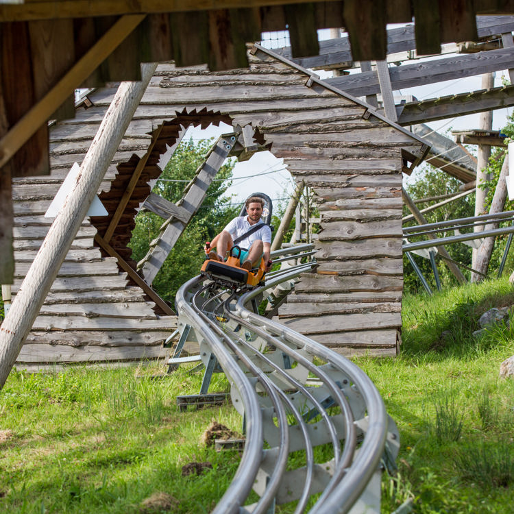 Man zit in de Alpine Coaster in Snowworld, Landgraaf