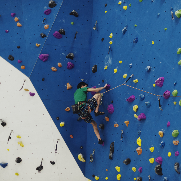 Jongen op klimmuur bij IVY Climbing Indoor Sittard