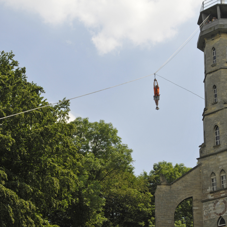 Iemand tokkelt vanaf de Wilhelminatoren bij Attractiepark Kabelbaan Valkenburg