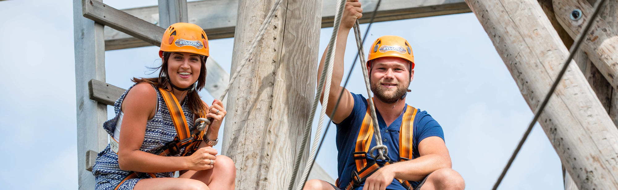 Stel poseert voor de foto tijdens een pauze in het klimpark