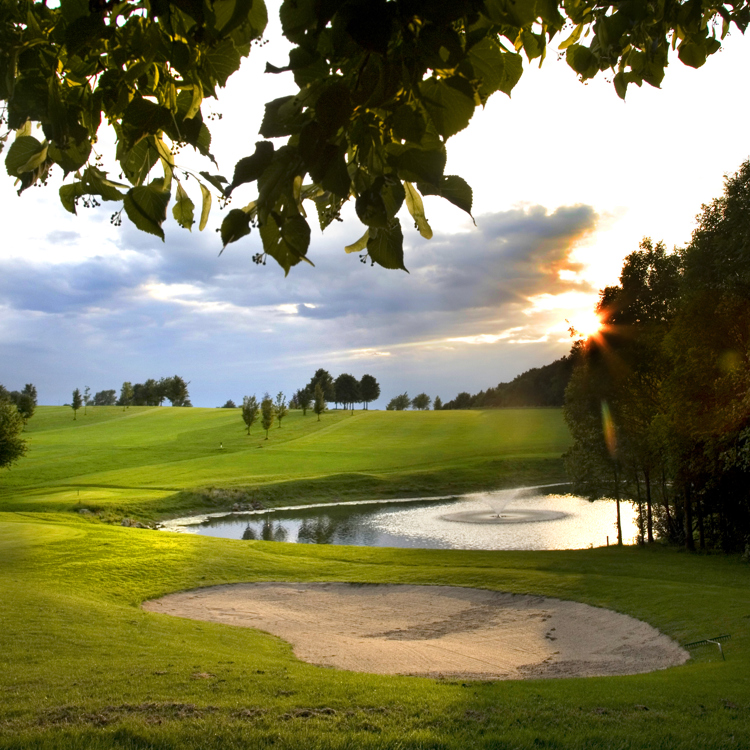 Uitzicht op het glooiende heuvelland bij de golfbaan van Golfclub Wittem