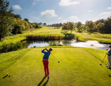 Mensen spelen golf op een zonnige herfstdag