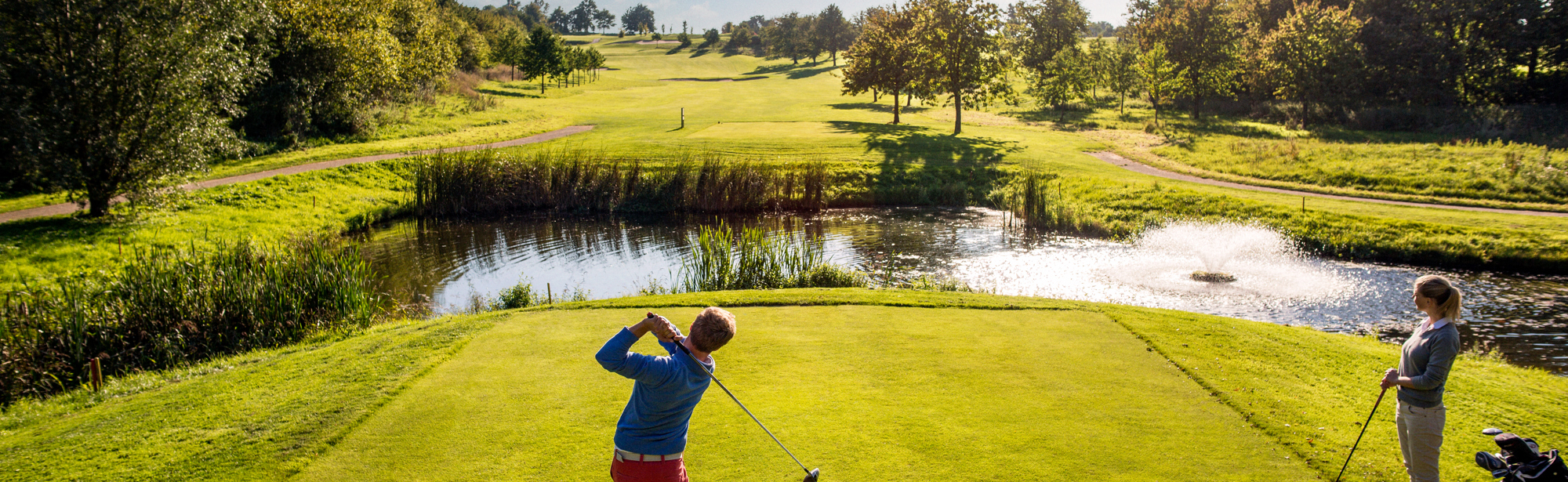 Mensen spelen golf op een zonnige herfstdag