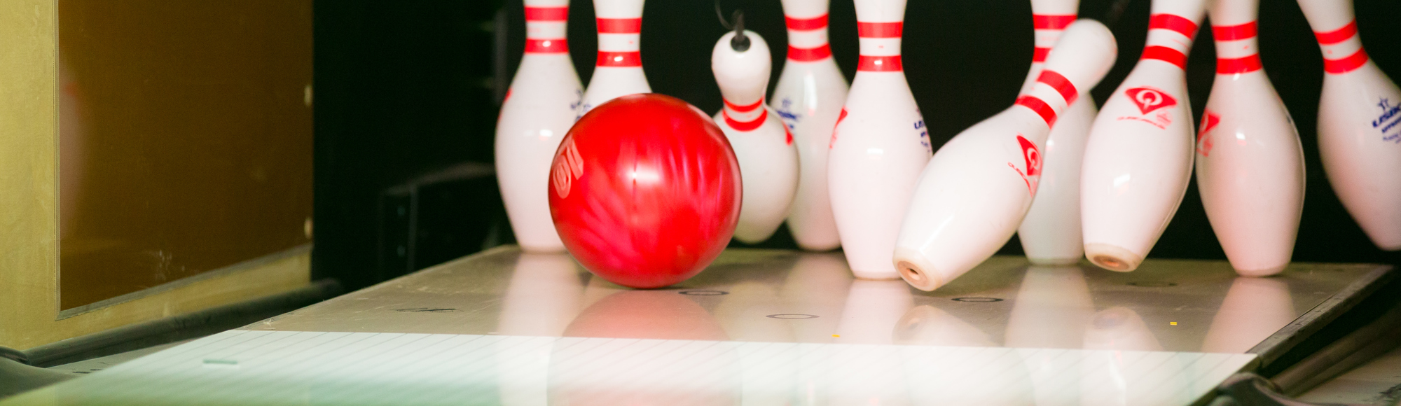 Bowlingbal raakt pins bij Bowlo Bowling & Lounge