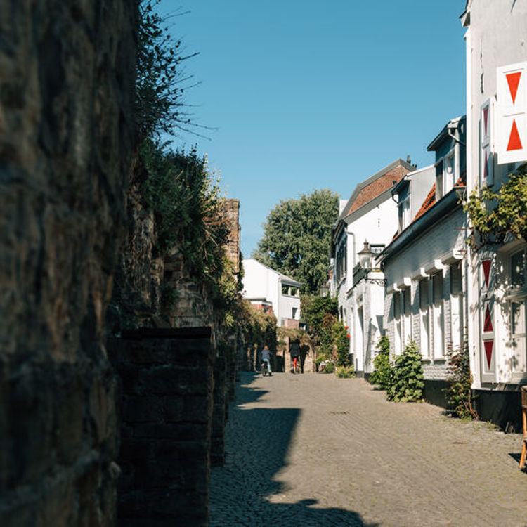 Terrasjes in het Jekerkwartier naast de oude stadsmuur in Maastricht