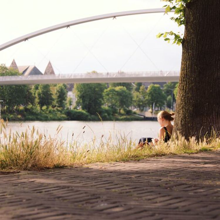 Zicht op de fiets en wandelbrug over de Maas in Maastricht