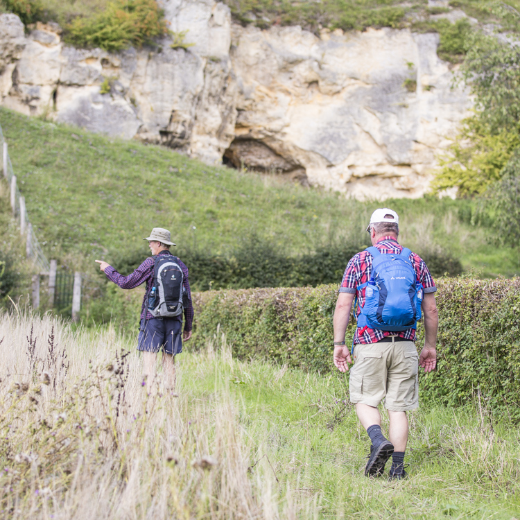 Twee wandelaars richting Bemelerberg met de bekende krijtrotsen