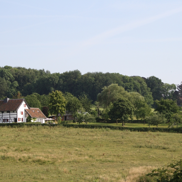 Vakwerkhuis in het stiltegebied van Bommerig bij de Vijlenerbossen met achterliggend heuvellandschap