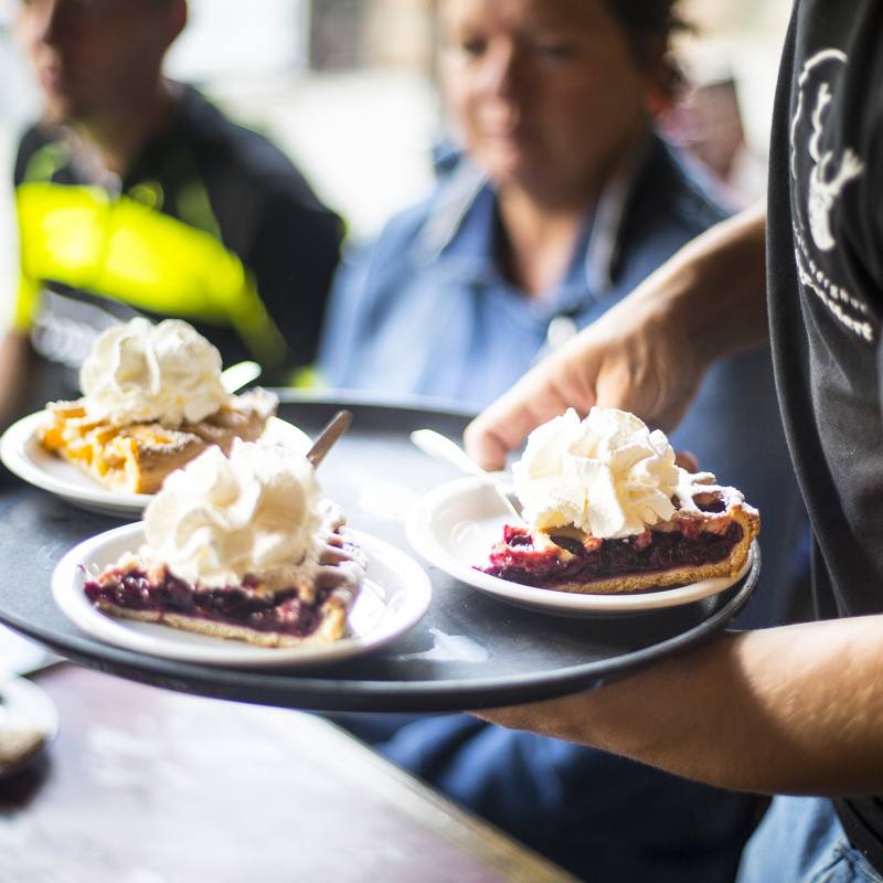 Drie Stukken Limburgse Vlaai Met Slagroom Op Bedieningsblad In Zuid Limburg