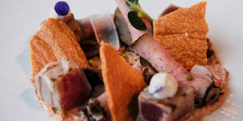 Een exclusief gerecht opgemaakt van Vitello Tonnato bij Italiaans restaurant Pirandello in Landgraaf