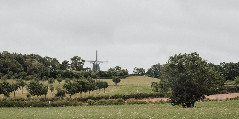 Een windmolen op een heuvel