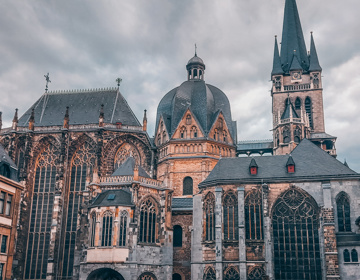 Dom van Aken van zijkant met donkere wolken