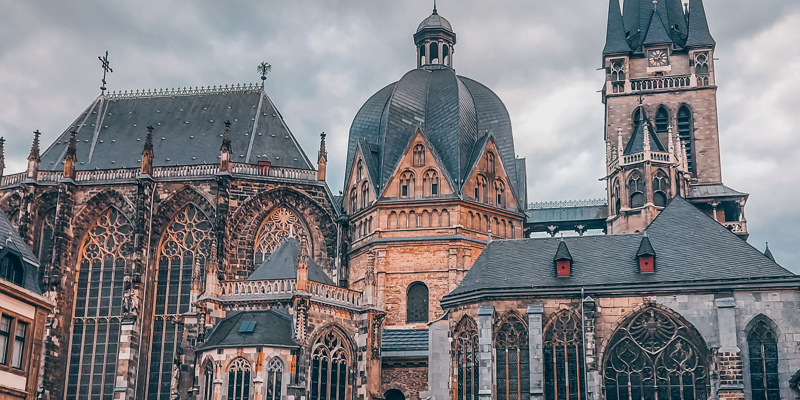 Dom van Aken van zijkant met donkere wolken