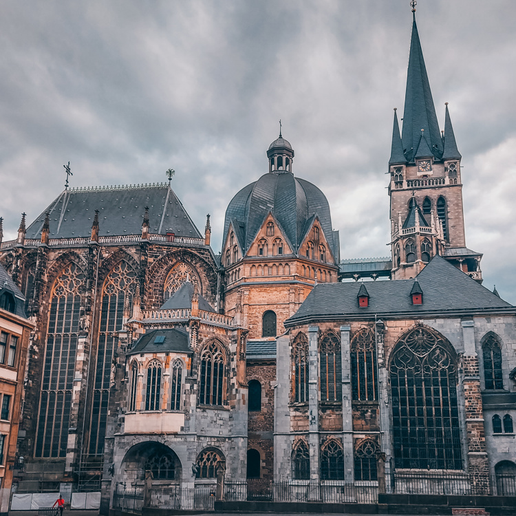 Dom van Aken van zijkant met donkere wolken