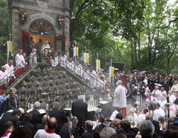 De St. Rosa processie bij de St. Rosakapel op de Kollenberg in Sittard