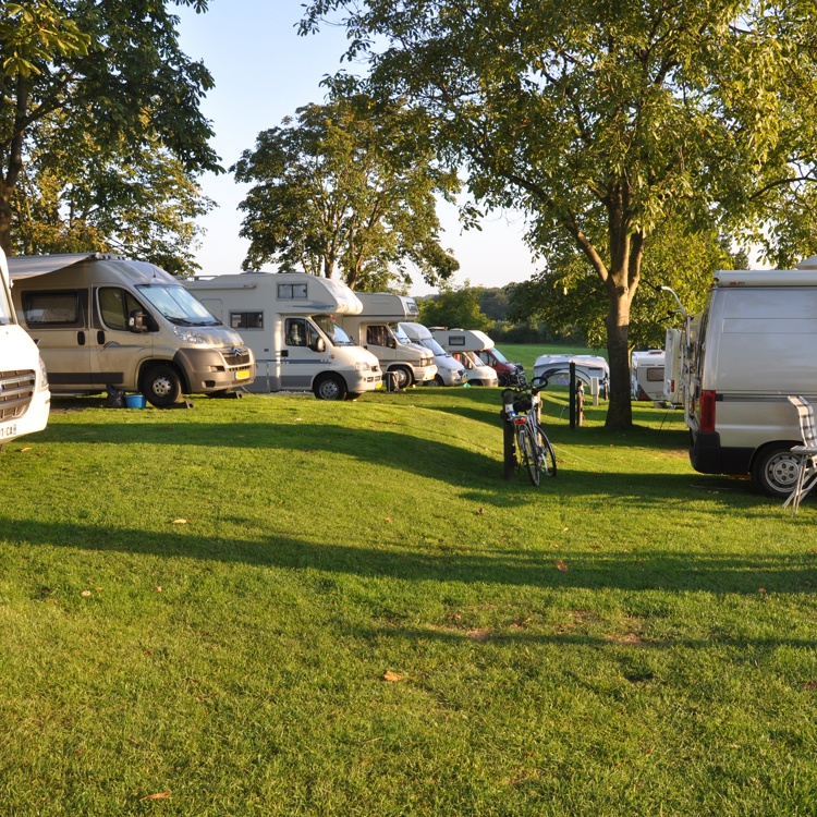 Campers op campingplaatsen onder de bomen