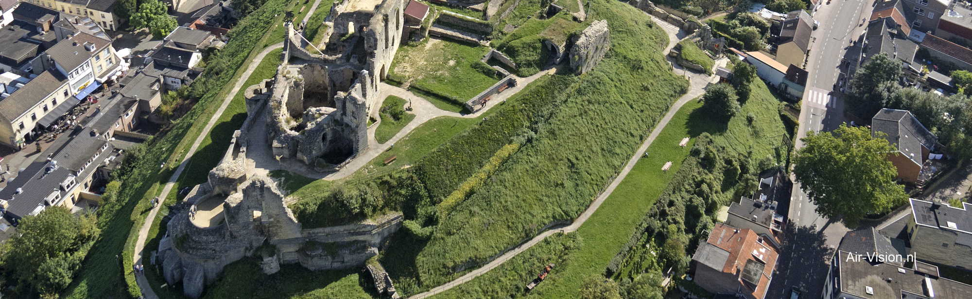 Luchtfoto van Valkenburg inclusief kasteelruïne Valkenburg met daarachter een stadscamping