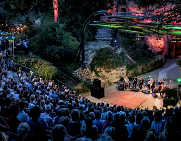 Goed gevuld openluchttheater tijdens optreden