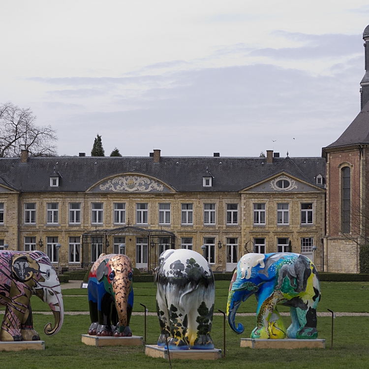 Kunstwerken van 4 grote bont gekleurde olifanten voor Chateau St. Gerlach