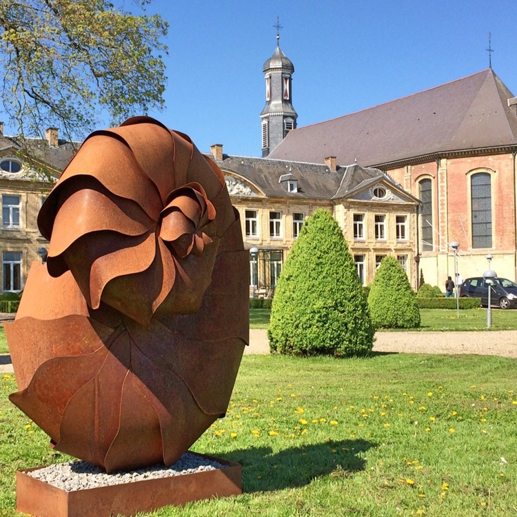 Kunstwerk van geroest ijzeren groot slakkenhuisje voor Chateau St. Gerlach