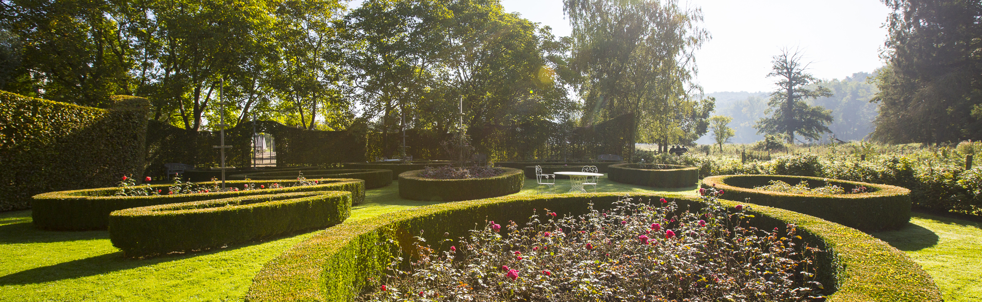 Kasteeltuin bij Sint Gerlach, meerdere ronde heggen met in het midden rozen