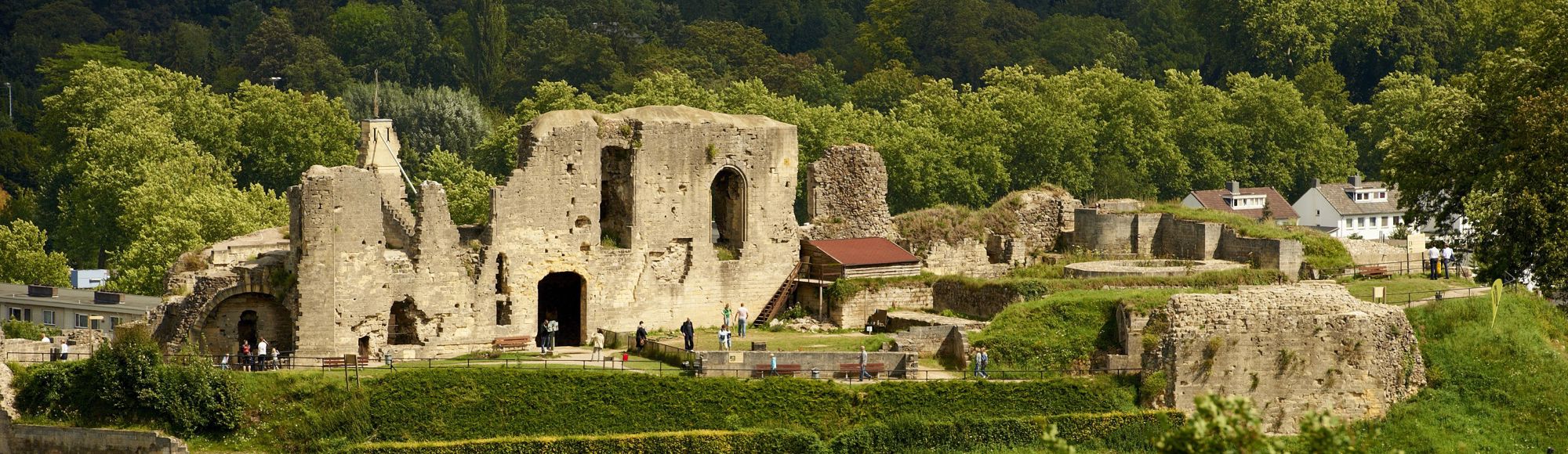 Zicht op de KasteelRuïne van Valkenburg aan de Geul in het groen