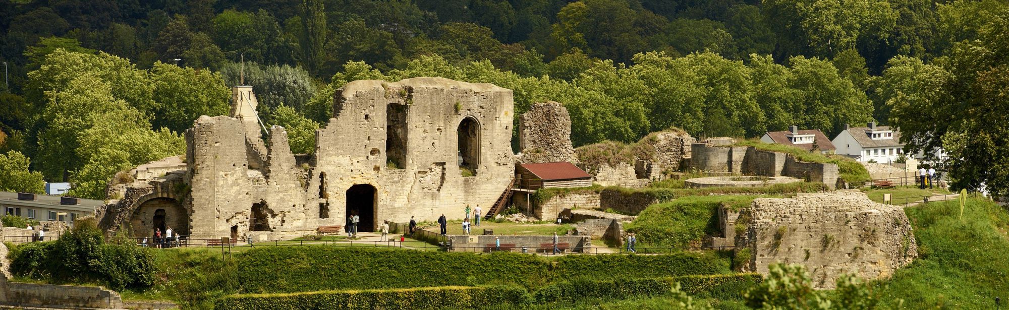 Zicht op de KasteelRuïne van Valkenburg aan de Geul in het groen