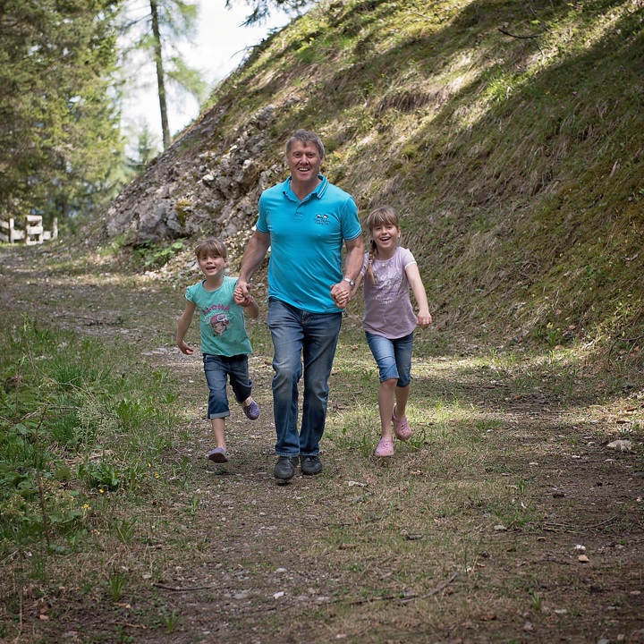 Man hand in hand tussen twee kinderen lopen Danikerbosroute