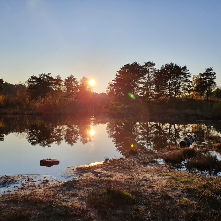 Zonsondergang bij een meertje in de Brunssummerheide