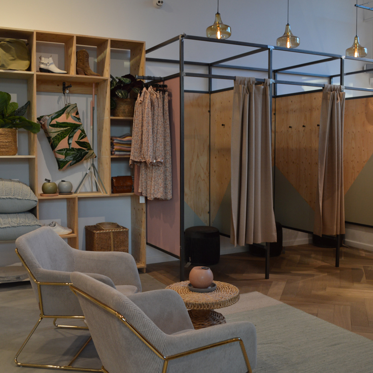 Het interieur en paskamers van een conceptstore in Valkenburg