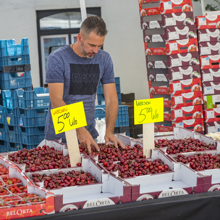 Groente en fruit kraam op de markt met Aardbeien, kersen en asperges. 