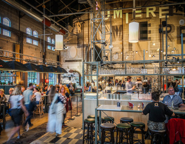 Mensen lopen rond door het restaurant van Lumiere 