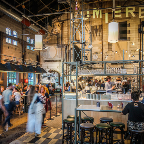 Mensen lopen rond door het restaurant van Lumiere 