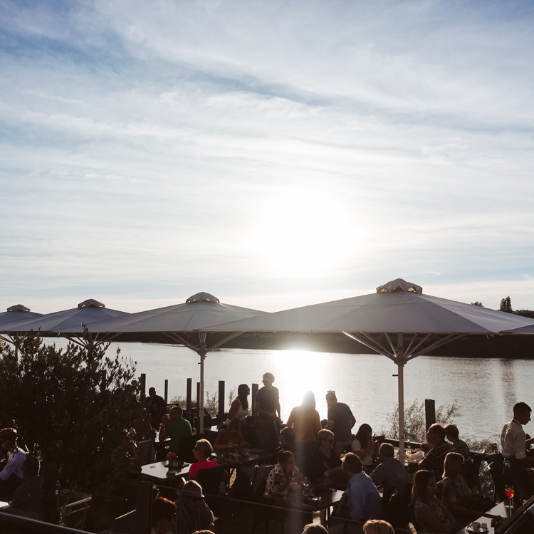 Terras met zonnig uitzicht over de Maas