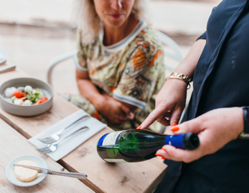 De gastvrouw van Mes Amis vertelt over de wijn die past bij het gerecht