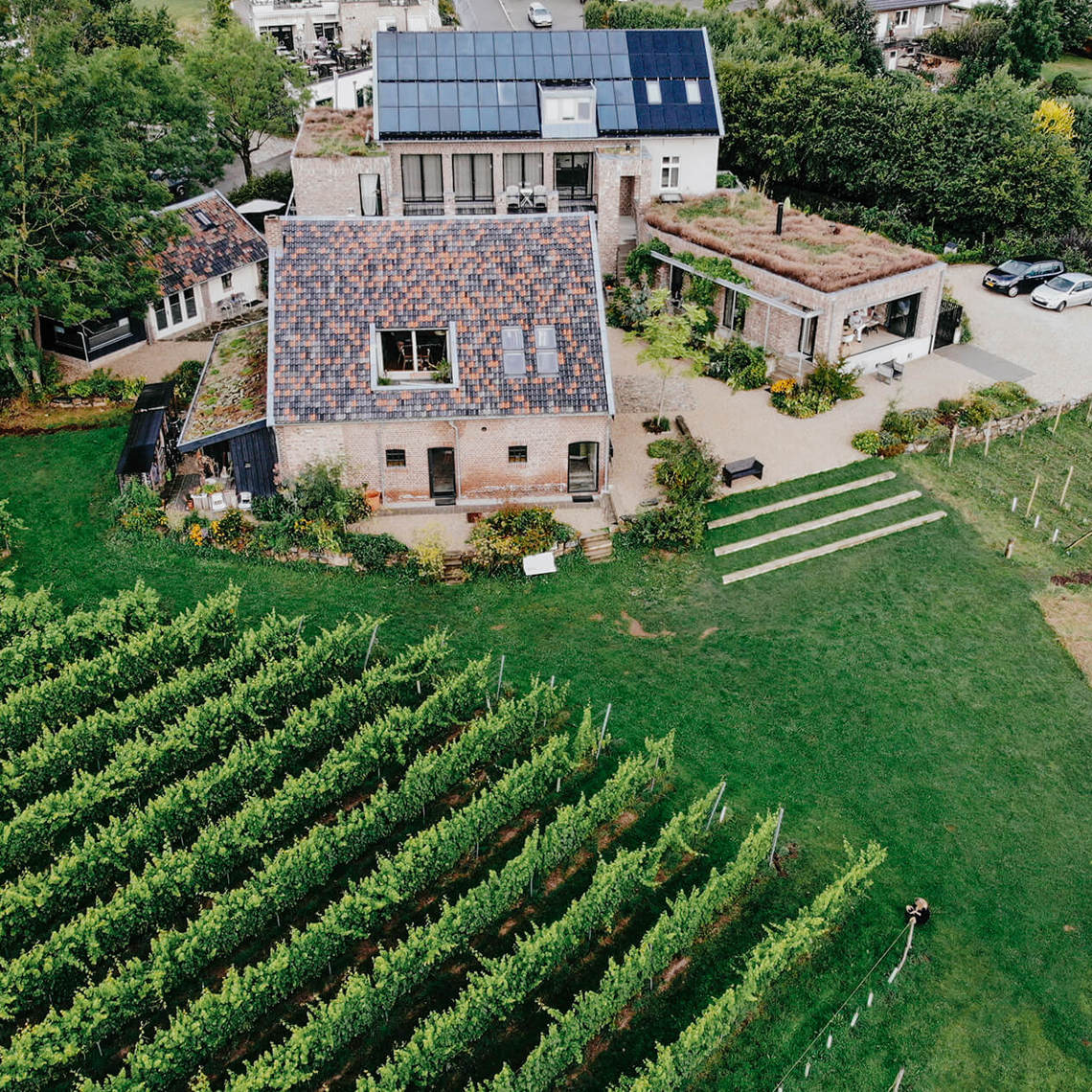 De accommodatie en wijngaarden van Domein Holset vanuit de lucht