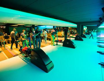 Mensen bowlen bij Leisure Dome