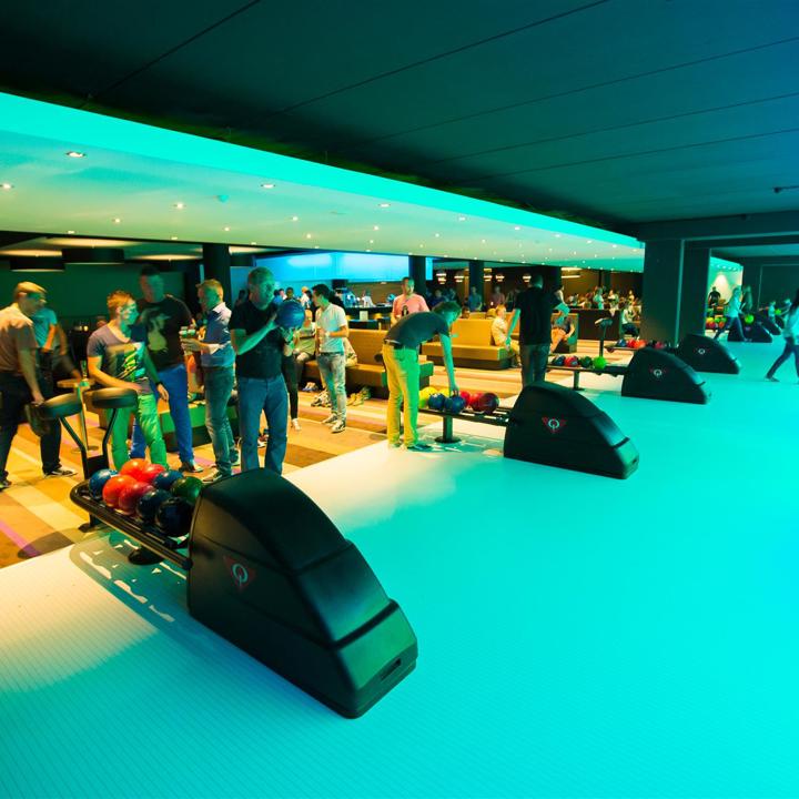 Mensen bowlen bij Leisure Dome