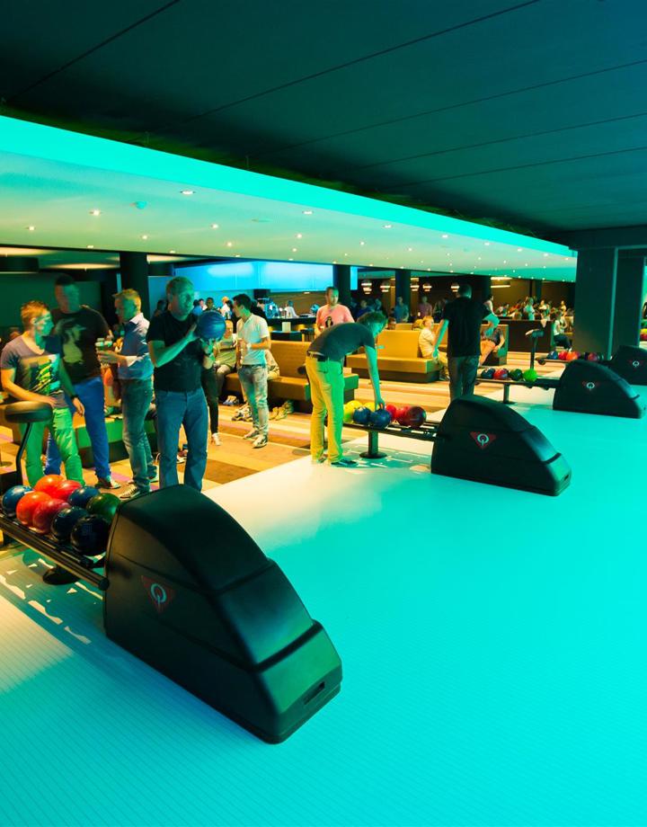 Mensen bowlen bij Leisure Dome