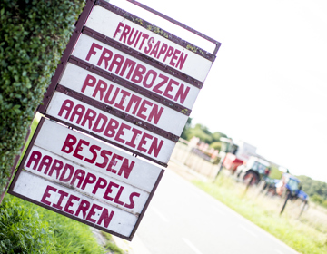 Uithangbord met diverse Soorten Fruit Aangeboden Bij Fruitboerderij In Zuid Limburg