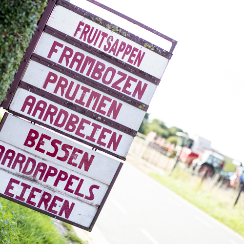 Uithangbord met diverse Soorten Fruit Aangeboden Bij Fruitboerderij In Zuid Limburg