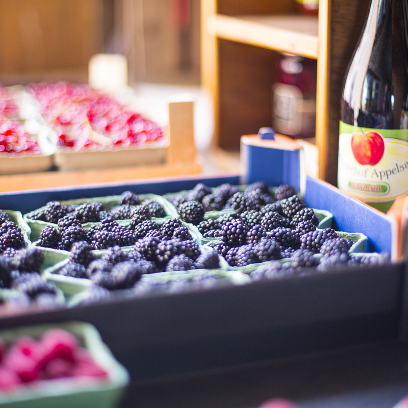 Doosjes Met Bramen, Appelsap En Ander Fruit Bij Fruitboerderij In Bemelen