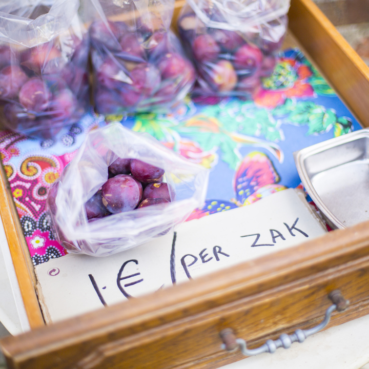 Geplukte Pruimen Te Koop Aangeboden in doosje Bij Fruitboerderij In Zuid Limburg