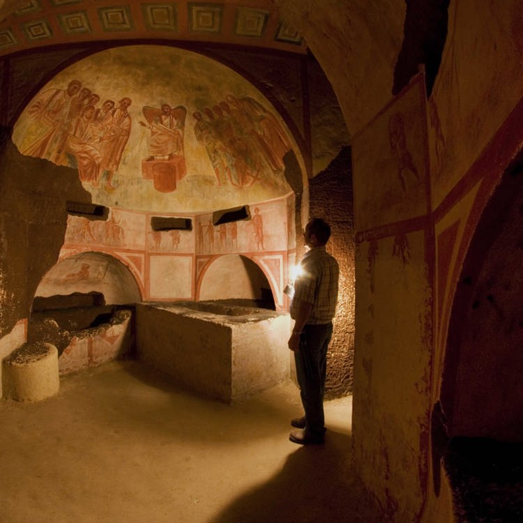 Man kijkt naar plafond in Romeinse Katakomen